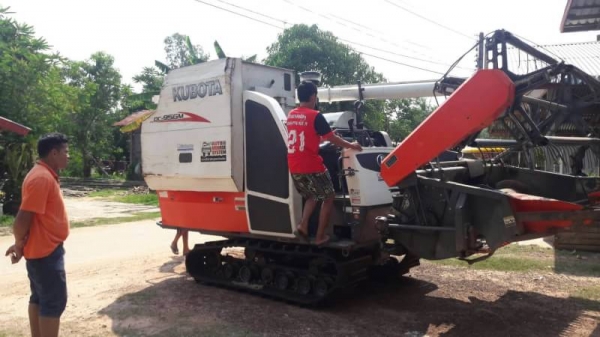 ขายคู่ 495,000 บาท ขาย 465,000 บาท KUBOTA DC95GM 1800 ชม. เล่มทะเบียน ขาย 39,500 เทเลอรขึ้นรถเกี่ยว รถอยู่ จ.อุบลราชธานี 090-772-3708 090-772-3710 ขายคู่ 495,000 บาท ขาย 465,000 บาท KUBOTA DC95GM 1800 ชม. เล่มทะเบียน ขาย 39,500 เทเลอรขึ้นรถเกี่ยว รถอยู่ จ.อุบลราชธานี 090-772-3708 090-772-3710