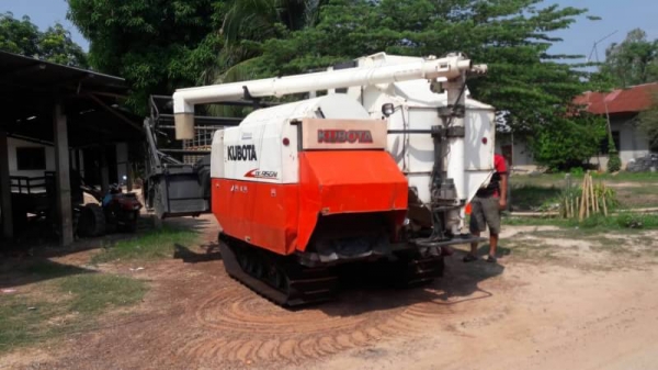 ขายคู่ 495,000 บาท ขาย 465,000 บาท KUBOTA DC95GM 1800 ชม. เล่มทะเบียน ขาย 39,500 เทเลอรขึ้นรถเกี่ยว รถอยู่ จ.อุบลราชธานี 090-772-3708 090-772-3710 ขายคู่ 495,000 บาท ขาย 465,000 บาท KUBOTA DC95GM 1800 ชม. เล่มทะเบียน ขาย 39,500 เทเลอรขึ้นรถเกี่ยว รถอยู่ จ.อุบลราชธานี 090-772-3708 090-772-3710