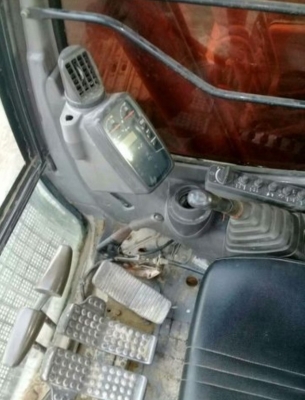 ขาย!! >>> Hitachi Zx200 รุ่น 1 มีลายแย๊ก ราคา 995,000บาท <<< เบอร์ติดต่อ 098-7155789