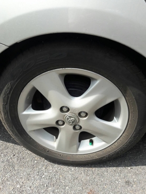 ขายล้อแม็กแท้ติดรถ Toyota Vios 4 วง ยางเบอร์ 185/60/R 15 (ยางปี  15) ยางยี่ห้อ Dunlop มี 1 ล้อมีรอยเบียดฟุทบาธ 1 วง ไม่มากเท่าไหร่ สภาพดี