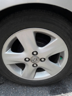 ขายล้อแม็กแท้ติดรถ Toyota Vios 4 วง ยางเบอร์ 185/60/R 15 (ยางปี  15) ยางยี่ห้อ Dunlop มี 1 ล้อมีรอยเบียดฟุทบาธ 1 วง ไม่มากเท่าไหร่ สภาพดี