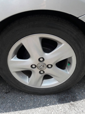 ขายล้อแม็กแท้ติดรถ Toyota Vios 4 วง ยางเบอร์ 185/60/R 15 (ยางปี  15) ยางยี่ห้อ Dunlop มี 1 ล้อมีรอยเบียดฟุทบาธ 1 วง ไม่มากเท่าไหร่ สภาพดี