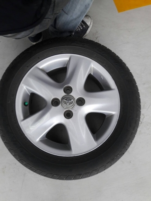 ขายล้อแม็กแท้ติดรถ Toyota Vios 4 วง ยางเบอร์ 185/60/R 15 (ยางปี  15) ยางยี่ห้อ Dunlop มี 1 ล้อมีรอยเบียดฟุทบาธ 1 วง ไม่มากเท่าไหร่ สภาพดี