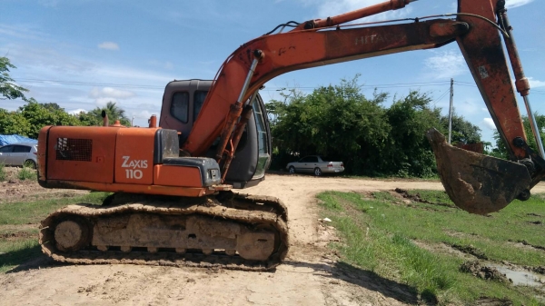 ขายรถขุดแบ็คโฮ HITACHI ZX 110  เอกสารอินวอย ราคา670,000บ. สนใจ 0835601591 หรือ 0903494058