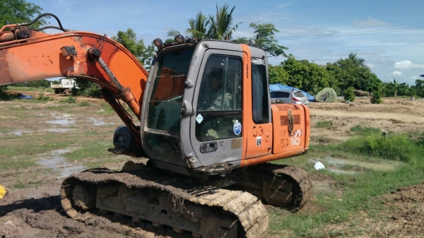 ขายรถขุดแบ็คโฮ HITACHI ZX 110  เอกสารอินวอย ราคา670,000บ. สนใจ 0835601591 หรือ 0903494058