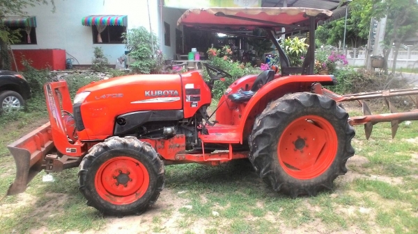 รถไถ 47  รถไถ 47 แรงอุปกร 2 ชิ้น    ยีห้อตราช้าง   รถปี 54    ช.ม 1300  นิดฯฯ  พร้อมลุยงาน ราคาเบา ฯ   300000 บาท ทะเบียนพร้อม  ดูรถ อ. ราษีไศล จ .ศรีสะเกษ   วันทูคอล 098 668-3479 dtac 094 283-9369 สิทธิ์ คับ