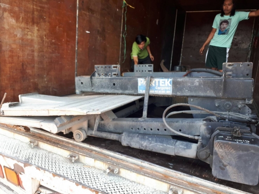 ส่งฝาปิดท้าย ลิฟท์ยกของสำหรับรถบรรทุกหกล้อ / สิบล้อ เทลเลอร์ไปปทุมครับ