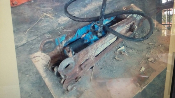 ขายหัวกระแทกสำหรับรถขุด 40-50 ***เก่าจากนอก ยังไม่เคยใช้งานในไทย ขายราคา 60,000 บาท ติดต่อ089-2619445