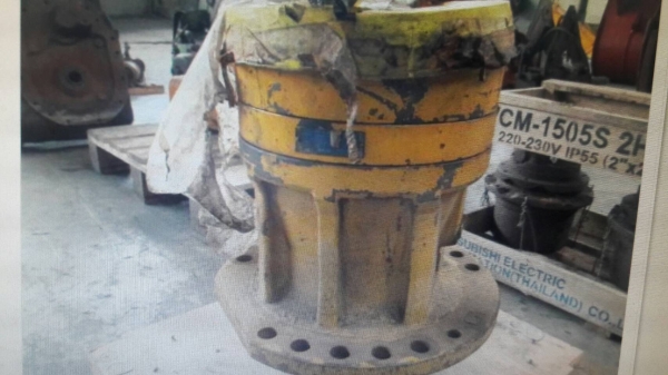 มอเตอร์สวิงรถขุด  KOMATSU   ราคา 22,000บาทติดต่อ089-2619445