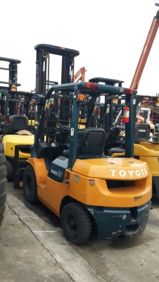 ขายรถโฟล์คลิฟท์ รุ่น 7FD 25 เสา 3 ท่อน ยกสูง 6.5 เมตร ติดตั้งไซด์ชิป เครื่องยนต์ 2Z รถเก่าญี่ปุ่น