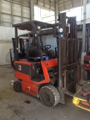 +++ ขายโฟล์คลิฟท์ไฟฟ้านั่งขับ  TOYOTA 5FB15  ขนาด  1.5  ตัน  เสา  3  เมตร  ยางตันครับ  ( มี  2  คันครับ)