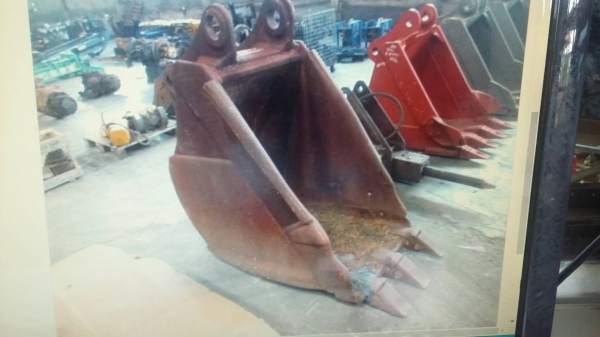 ขายบุ้งกี๋  ขุดประปาและร่องน้ำเล็ก  รถขุดขนาด20ตัน รูสลัก80มิล   ขายราคา 18,000 บาท