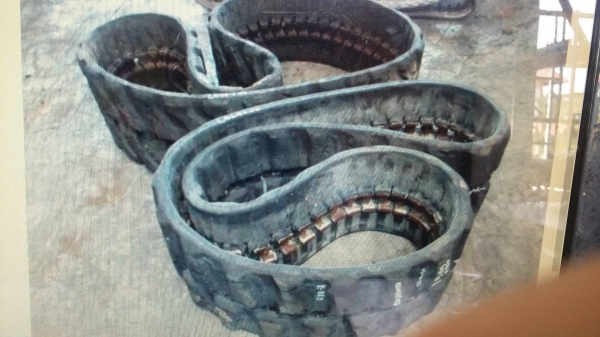 ขายแทรคยางรถขุดไซค์ 40-50 เช่น MITSUBISHI /KUBOTA/ KATO  ข้อกว้าง ขายราคา 35,000 บาท