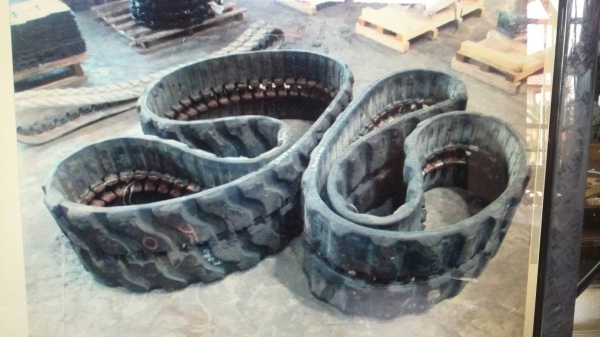 ขายแทรคยางรถขุดไซค์ 40-50 เช่น MITSUBISHI /KUBOTA/ KATO  ข้อกว้าง ขายราคา 35,000 บาท
