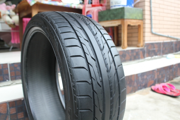 เศษยาง TOYO 205 40 17 ปี 13 1 เส้น เศษยาง TOYO 205 40 17 ปี 13 1 เส้น