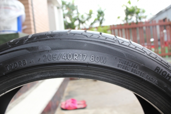 เศษยาง TOYO 205 40 17 ปี 13 1 เส้น เศษยาง TOYO 205 40 17 ปี 13 1 เส้น
