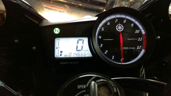 ขาย YAMAHA R 15 ปี 58 ทั้ง 2 คัน สีดำ ราคา 49,000 สีขาว ราคา 45,000 (ป้ายทะเบียน ตจว.ภาษีขาด 1 ปีกว่า ต้องต่อ 2 ปี) เครื่องดีเดิมๆ ไม่มีรอยล้มทั้งสองคัน เล่มพร้อมชุดโอน