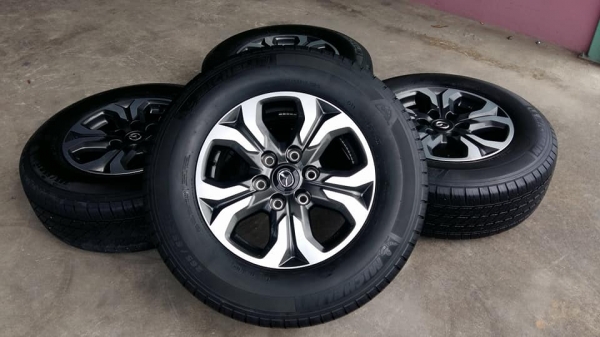 ขายล้อแม็ก bt50 17&quot; ยาง michelin ปี14