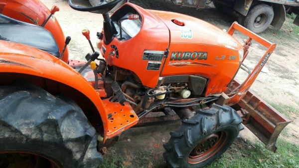 รถไถ 36 แรงปี  53 อุปกร 3 อย่าง   ซ. ม  2000   นิด ฯฯ  ราคาเบาฯฯ  250000   บาท  วันทูคอล 098 668-3479 dtac 094 283-9369 สิทธิ์ คับ