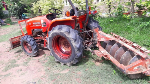 รถไถ 36 แรงปี  53 อุปกร 3 อย่าง   ซ. ม  2000   นิด ฯฯ  ราคาเบาฯฯ  250000   บาท  วันทูคอล 098 668-3479 dtac 094 283-9369 สิทธิ์ คับ