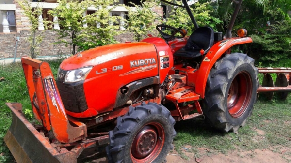 รถไถ 36 แรงปี  53 อุปกร 3 อย่าง   ซ. ม  2000   นิด ฯฯ  ราคาเบาฯฯ  250000   บาท  วันทูคอล 098 668-3479 dtac 094 283-9369 สิทธิ์ คับ