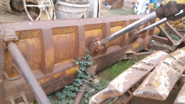 ขายรถแทรกเตอร์ CAT-D-5-D ตีนเป็ด ช่วงล่างเบอร์โก้ ตามสภาพ ขายไม่แพงครับ