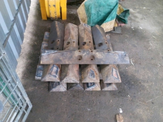 ขายแผ่นแทรก รถแทรกเตอร์ CAT-D-4 ตีนเป็ด สภาพตามรูป ขายไม่แพงครับ ส