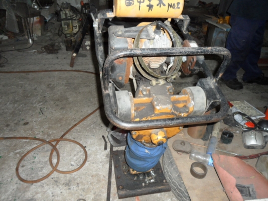 เครื่องตบดิน แบบจิ้งโจ้ กระโดดแรงๆ เราก็มีนาครับ เครื่องตบดิน แบบจิ้งโจ้ กระโดดแรงๆ เราก็มีนาครับ