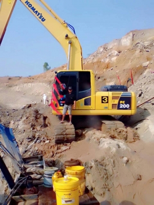 ขาย 2,150,000 KOMATSU pc 200-8 ทำงาน 7,000 ชม.รถสวยเหมือนใหม่ เครื่องดี ปั้มแรง ไฟฟ้าครบ เอวแน่น ช่วงล่างเต็ม เอกสารแจ้งจำหน่าย รถอยู่ นครปฐม 090-772-3710 090-772-3708