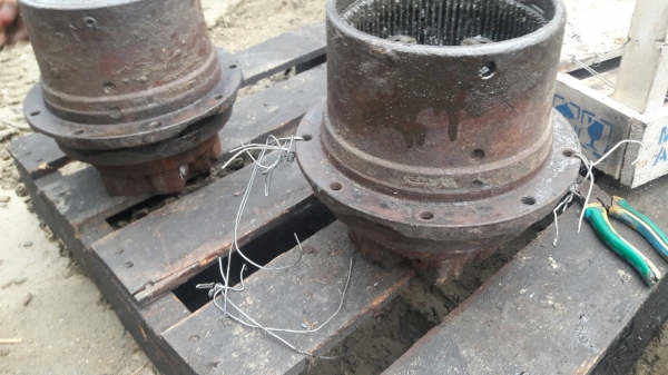 ขายมอเตอร์ตัวเดินรถขุด IHI ,KUBOTA,MITSUBISHI  ได้ครึ่งท่อน ด้านบล็อกนิ้ว นำไปใช้เป็นอะไหล่ได้ ขาย9,000 บาท  ติดต่อ 089-2619445