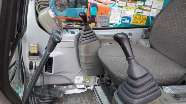 ขายรถขุด SK 200 SR เก๋งยกได้มีหัวคีวใบ 2 ชั้นรถนำเข้าจากนอกแท้มีแอร์เอกสารอินวอยไฟฟ้าครบมีลายใบ 60 สภาพเดิมๆไม่เคยใช้งานในไทยร้านละอองดาวแทรคเตอร์นครชัยศรี