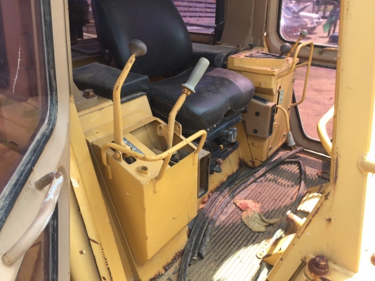 ขายรถตักตีนตะขาบ CAT 953 เอกสารเล่มทะเบียน ปี.58 ระบบการใช้งานได้สมบูรณ์ ผานดันได้ ปุ้งกี้ปิดเปิดได้ ช่วงล้างเต็ม เครื่อง ปั้มดี รถสวย ราคา.550000 สนใจโทร ต่อ.บางนา และ ไอดีลาย รถอยู่โคราช