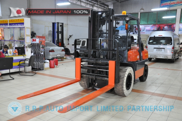 ขายรถโฟล์คลิฟท์มือสอง TOYOTA รุ่น 6FG40-10090 นำเข้าจากประเทศญี่ปุ่น 100\% ไม่เคยใช้งานในไทย