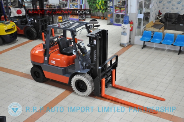 ขายรถโฟล์คลิฟท์มือสอง TOYOTA รุ่น 6FG40-10090 นำเข้าจากประเทศญี่ปุ่น 100\% ไม่เคยใช้งานในไทย