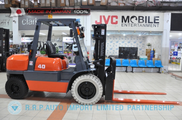 ขายรถโฟล์คลิฟท์มือสอง TOYOTA รุ่น 6FG40-10090 นำเข้าจากประเทศญี่ปุ่น 100\% ไม่เคยใช้งานในไทย