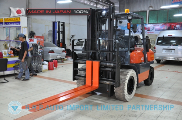 ขายรถโฟล์คลิฟท์มือสอง TOYOTA รุ่น 6FG40-10090 นำเข้าจากประเทศญี่ปุ่น 100\% ไม่เคยใช้งานในไทย