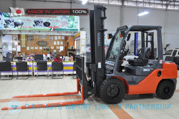 ขายรถโฟล์คลิฟท์มือสอง TOYOTA รุ่น 8FD30-31249 นำเข้าจากประเทศญี่ปุ่น 100\% ไม่เคยใช้งานในไทย