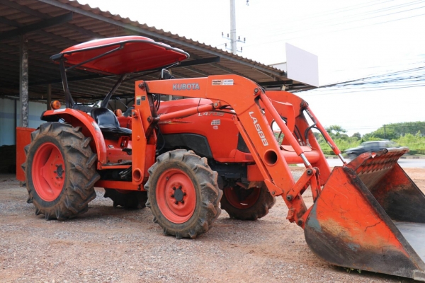 ขายรถไถ KUBOTA L4708 พร้อมตัวตักคูโบต้า สภาพสวยเดิมๆ เครื่องดี เกียร์ดี ไฮดรอลิคดี มีทะเบียนพร้อมโอน ราคา 435,000  มีรถขนส่งบริการ ร้านสามย่านแทรคเตอร์ อ.แกลง จ.ระยอง 0897489639,0818618678,0899347475  id line=0897489639  id line=0818618678  id line=089934