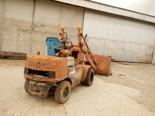 ขาย รถตักเล็ก TOYOTA เครื่องยนต์ดีเซล รถใช้งานคล่องตัว เครื่องดี ปั้มดี ราคาต่อรองได้ครับ