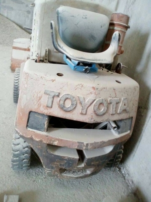 ขาย รถตักเล็ก TOYOTA เครื่องยนต์ดีเซล รถใช้งานคล่องตัว เครื่องดี ปั้มดี ราคาต่อรองได้ครับ