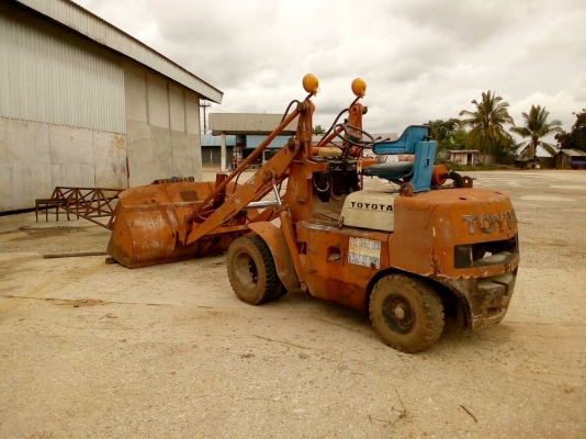 ขาย รถตักเล็ก TOYOTA เครื่องยนต์ดีเซล รถใช้งานคล่องตัว เครื่องดี ปั้มดี ราคาต่อรองได้ครับ