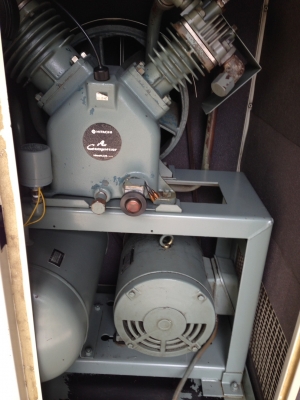 ปั๊มลมลูกสูบแบบตู้เก็บเสียงHITACHI 7.5แรงม้า เก่าญี่ปุ่น