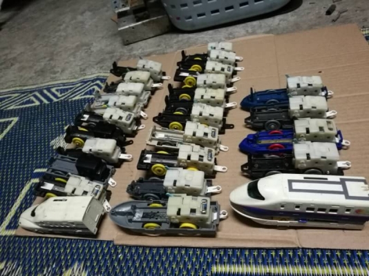 25 คัน 400 บ. ส่งฟรี083-2000058  LINE ID: line83292 หัวรถไฟของเล่นเป็นส่วนที่มีมอเตอร์และเพื่องเกียร์ขับ เอาไปดัดแปลงทำอื่นๆหรือใช้ทำอะไหล่ของเล่นต่างๆได้ ตามภาพ