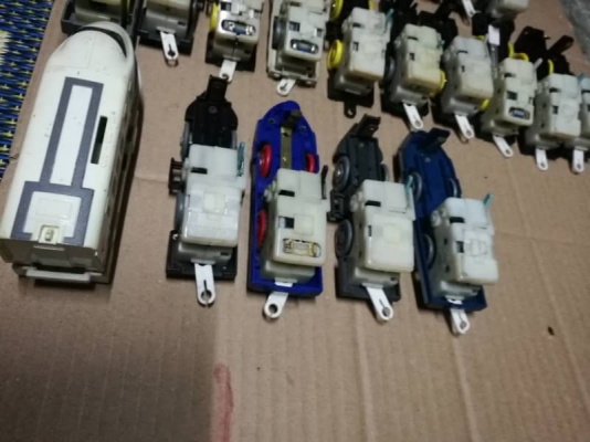 25 คัน 400 บ. ส่งฟรี083-2000058  LINE ID: line83292 หัวรถไฟของเล่นเป็นส่วนที่มีมอเตอร์และเพื่องเกียร์ขับ เอาไปดัดแปลงทำอื่นๆหรือใช้ทำอะไหล่ของเล่นต่างๆได้ ตามภาพ