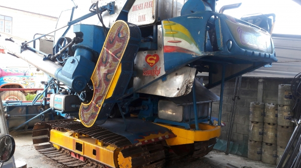 รถเกี่ยวข้าวไอ้หนุ่มไวไฟ