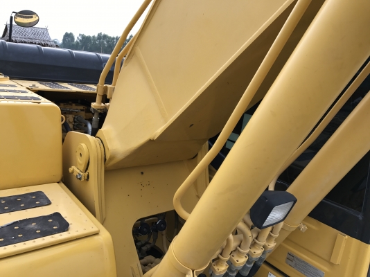 ขาย KOMATSU PC200-8MO 5500ชั่วโมง แห้งๆทั้งคัน สวยๆเลยครับ สนใจติดต่อโดยตรง 081-4283210