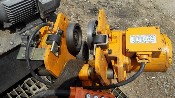 ** Sold ** รอกโซ่ไฟฟ้าญี่ปุ่น KITO 2.8 t 4 ทิศทาง โซ่ยาว 15 m ไฟ 380V ตัววิ่งด้านบนของใหม่ ลงตู้พร้อ