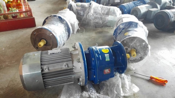 มอเตอร์เกียร์หน้าแปลนอิตาลี่ BONFIGLIOLI 4 HP ทด 1:8 ความเร็วรอบ 368 RPM 380V ของใหม่ 100\%