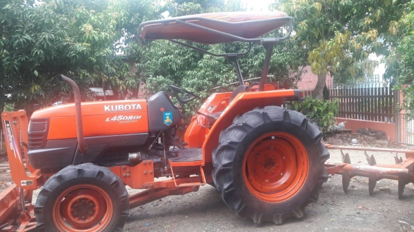 ขายรถไถ Kubota L4508 Di สภาพดีสวยๆๆพร้อมใช้ครับ รุ่นนี้ถือว่าคุ้มมากกับราคานี้ครับ มีอุปกรณ์พร้อม3 ชิ้นมี ใบมีดดันดิน ผานพรวนและโรตารี่มาให้ครบครับ ใครมองหาคูโบต้า 45Di รับรองไม่เสียใจครับกับราคานี้ ขายรถไถ Kubota L4508 Di สภาพดีสวยๆๆพร้อมใช้ครับ รุ่นนี้ถือว่าคุ้มมากกับราคานี้ครับ มีอุปกรณ์พร้อม3 ชิ้นมี ใบมีดดันดิน ผานพรวนและโรตารี่มาให้ครบครับ ใครมองหาคูโบต้า 45Di รับรองไม่เสียใจครับกับราคานี้