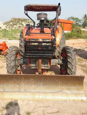 ขายรถไถ Kubota M7040 สภาพดีสวยๆๆพร้อมใช้ครับ รุ่นนี้ถือว่าคุ้มมากกับราคานี้ครับ มีอุปกรณ์พร้อม2 ชิ้นมี ใบมีดดันดิน และผานพรวนมาให้ครับ ใครมองหาคูโบต้า M7040 รับรองไม่เสียใจครับกับราคานี้